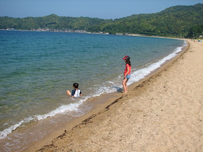 弟は、いつのまにかザップ〜ンと<br />海に入ってました。<br />楽しくてしかたない・・・<br />