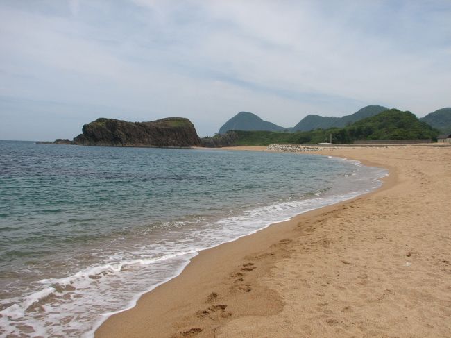 チェックアウトの10時までのんびりして、<br />今日は丹後半島をドライブです。<br />ここは、立岩を望む後ヶ浜海水浴場です。<br />透明感がありとてもきれいです。<br /><br />