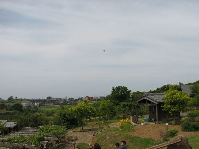 F15戦闘機の展示飛行がありました。轟音を響かせて飛んできました。