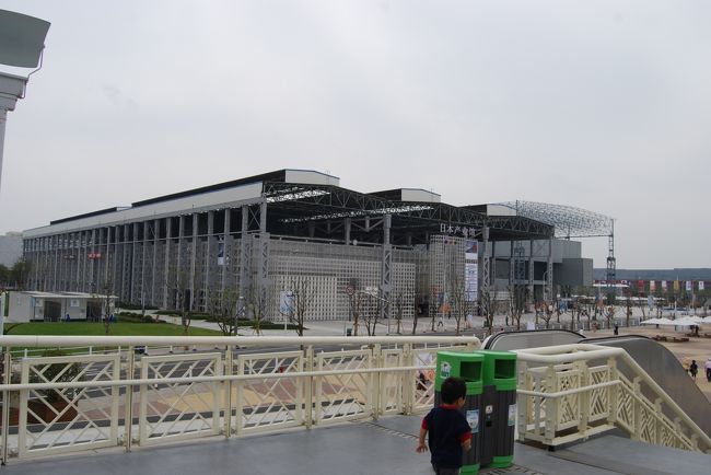 この駅で降りていいところは出口が日本産業館に近い所・・・私は降りて予約しないでも入れる所予約とかしてたけど、後から考えたらまず日本産業館にダッシュで行くべきでした・・・20分くらいロスして行ったら早くも1時間待ちで入りました。結局今日行った中で日本産業館が一番レベル高かったヾ(~O~;) 中国出身の妻もそう言ってます。