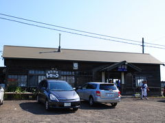 国道２４４号線は、ＪＲ釧網本線と並行していますので、いくつか駅舎を見ることができます。

この駅は藻琴駅です！
駅の中には「トロッコ」という喫茶店が入っていまして、流氷ラーメンやカレーが人気。