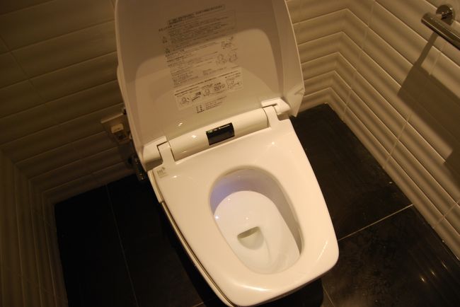 丁度う○こしたかったので個室へ・・・が、入ると普通のトイレ？？？昨日のウエスティンのトイレのほうがきれい（ここ床には水が落ちてるし）。蓋が自動で開くのが中国ではめずらしいらしいが、うちのトイレも開くタイプだし・・・がっかりo(´^｀)o中国の子供が入りたいと泣いてたから譲ればよかったわ・・・ちなみに体験券7・8人に1人くらい当たる感じでした。
