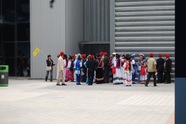 民族衣装着た団体さんも見に来てました。