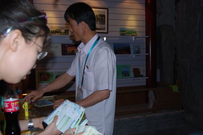 売店があり、ここで北朝鮮のコインを30元でゲットぉぉぉ！！売っている店員さんの左胸に光る例のバッチが素敵です(*^^*)ﾎﾟｯ