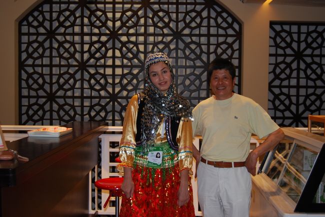 2階が軽食できる所とペルシア絨毯を売ってる所になっていて、そこにいた民族衣装をきた方に写真撮影お願いすると快くOK、で、お父さんとハイチーズ！この後それを見ていたほかの人が私も私もと・・・悪いことしたかな？