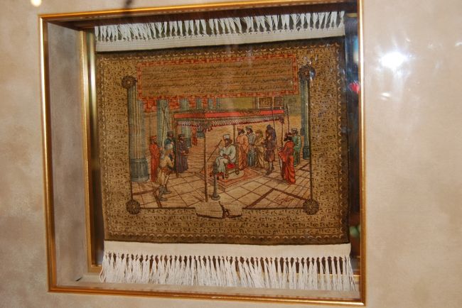 さてこのペルシア絨毯、いくらで売ってたでしょうか？大きさは縦15センチ、横25センチくらいです。