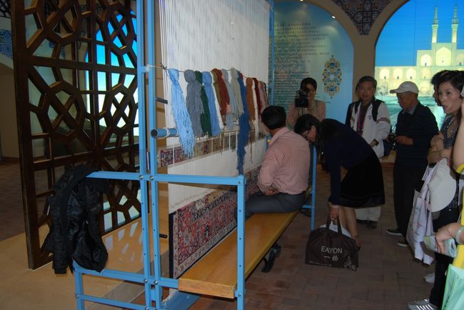 答えは380万元（日本円で5000万円強）！！！すごぃぃぃ！！！驚いているとなぜか日本人のスタッフの方がおられて、この小さい絨毯作るのに20年かかるからですよと教えてくれました。1階では絨毯作りの体験もできます。