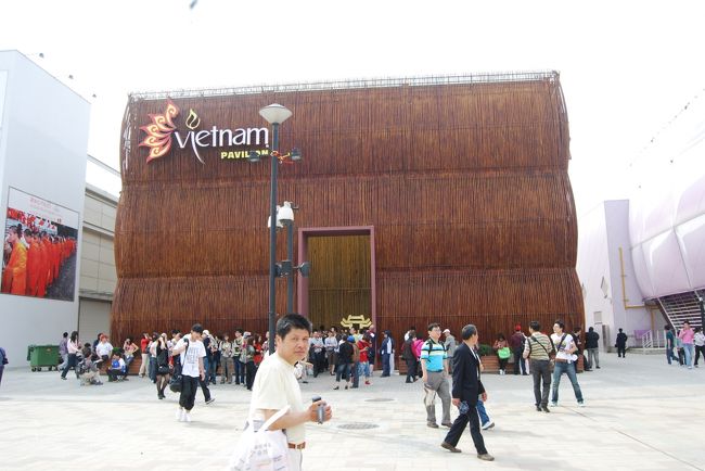 ベトナム館、中で民族音楽演奏してました。