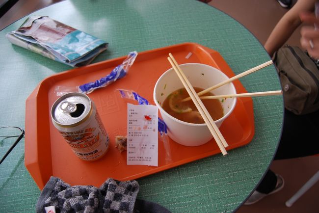 だんだん歩き疲れてきました。客引きしているフードコートでベトナムのフォーを頼みましたが、オプションの唐辛子入れすぎ辛過ぎ┐(´-｀)┌ 