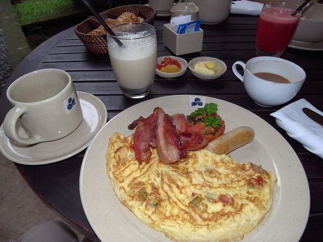 ホテルの早朝トレッキングは昨日の晩のうちにキャンセルしておいたので、ゆっくり朝ごはんです。<br />もう１日延期したいと言ったところ、その日は催行しないって言われ、結局行けない運命だったのだと割り切ることにしました。<br />初日から頑張りすぎてぐっすりだったので、朝起きた瞬間、本当にキャンセルしといてよかった〜って思いました。<br />ゆっくり朝ごはんは、二人ともアメリカンブレックファーストです。<br />９時にロビー集合だったので、めちゃくちゃ時間があったわけではないのですが、トレッキングに行かなくていいってのがゆっくりでいいって気にさせて、案の定遅刻しちゃいました。<br /><br /><br />