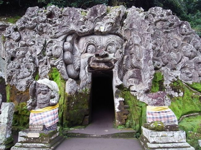 この日はスカスカバリさんにお世話になって、12時間車チャーターでまるまる観光ｄａｙです。<br />どこ回るか来る前に日本で散々悩んだ結果、全然決まらないまま当日になっちゃったわけですが、ガイドさんと合流して少し相談してあっさり決定。<br />来る前はここは別にいいやって思ってたキンタマーニをまさかまさか目指すことに。<br />いざ当日迎えると、まぁいいやって気分になって、ガイドさんの意見に乗っかりました。<br />気になってたタマンアユン寺院、ブサキ寺院、ブラタン湖、ネカ美術館はばっさり切り捨て、まずはゴアガジャからスタートです。