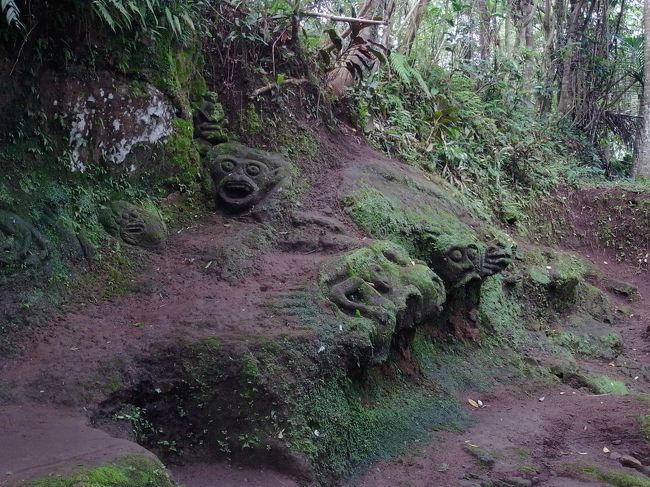 こんなお茶目なサルもいるし。<br />ゴアガジャはヒンドゥも仏教も歴史が古くて１１世紀に遡るそうですが、ガイドさんいわく、このサルに関しては全然最近のものとのこと。<br />なぁんだー、がっかり。でも、そりゃそうか。<br />