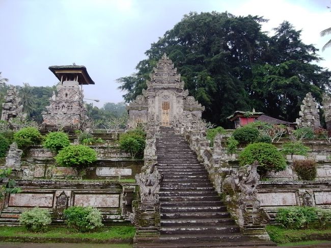 次に訪れたのが、ｋｅｈｅｎ寺院。<br />地球の歩き方には「クヘン寺院」と書いてますが、ガイドさんの発音はどっちかっていうと「ケハン寺院」。<br />最初、歩き方で発見できなくて、どんだけマイナーな寺に連れてかれるんだろうって不安になりました。<br />が、行ってみてかつ歩き方の説明読んで、ガイドの説明受けて、そのうすっぺらい感じにここに来る必要はなかったかもとやっぱり思いました。<br />しかも、私たち長ズボンとロングスカートなのに、腰にまく布渡されてその貸し出し料金まで取られたし・・・<br />