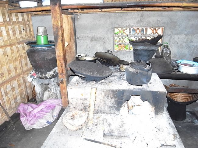 でも住民の方は、本気でここで生活されてるんですよね。生活してるだけで、観光収入が入ってくるとはいえ・・・<br />毎日火おこすところから料理してたら、それだけで１日終わっちゃうよー。<br /><br /><br />