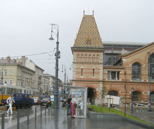 美術館に行く為に乗車したトロリ−バス、地下鉄駅乗換えの一つ前に下車したら中央市場