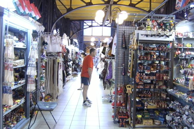 ２階には土産物屋が一杯。城などで買うよりここの方が安いかもしれないが、金が無いので見るだけ