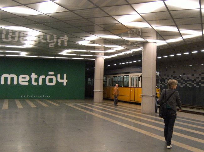 やっと地下鉄に乗車し、ル−ズベルト広場を目指す