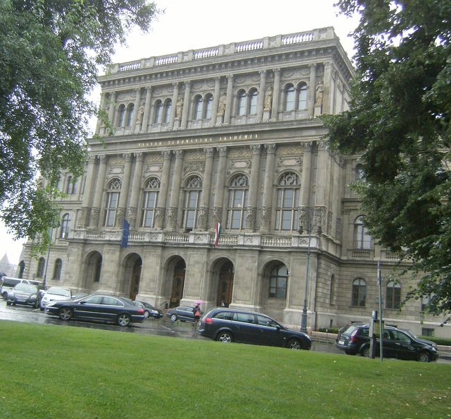 街に慣れるまでは一番大変なのはバス停探し。感と言うか、コツを掴むと簡単なんだけど。ル−ズベルト広場に到着したのは良いけど、雨の中、バス停探してウロウロ。