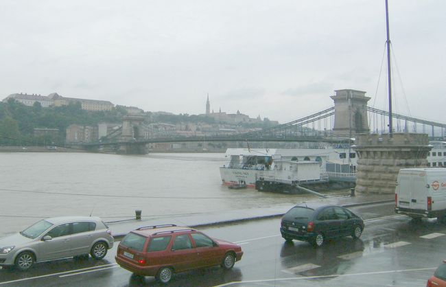 鎖橋を見ると、雨だが歩いて渡るのも面白そう