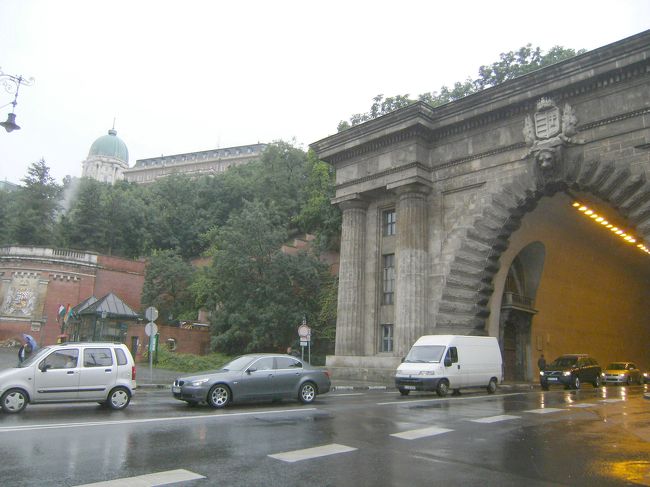 橋を渡りきるとトンネル。城へのバス＃16はここで