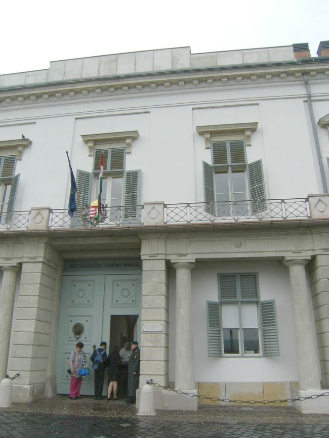 大統領官邸で入館を待つ人、ここで働いているのかな？警備の警察に美術館の場所を確認