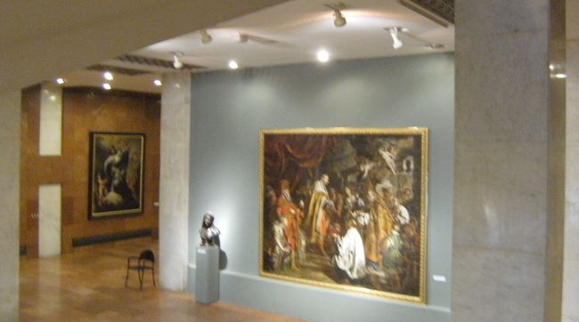 館内。他の警備員は撮影していても黙認だったが、一人の中年警備員に注意され、それ以降、何故か暫く彼に尾行される。まさか、袖の下を期待している訳ではないだろうが、何だか気分が悪くなる。英文や絵で写真撮影禁止とはっきりと書いてくれると助かるのに。