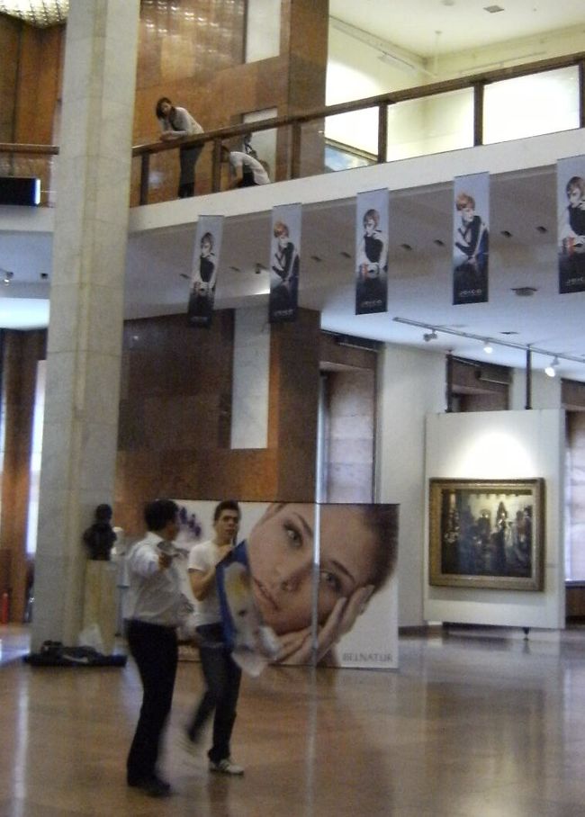 ロビ−で企画展準備中。ヘァスタイルについてらしいです