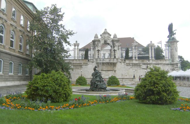 雨の日は美術館／博物館に限る。でも、床の反発が強くて、疲れる。ウィ−ンに比べると、館内にソファが殆ど無い。