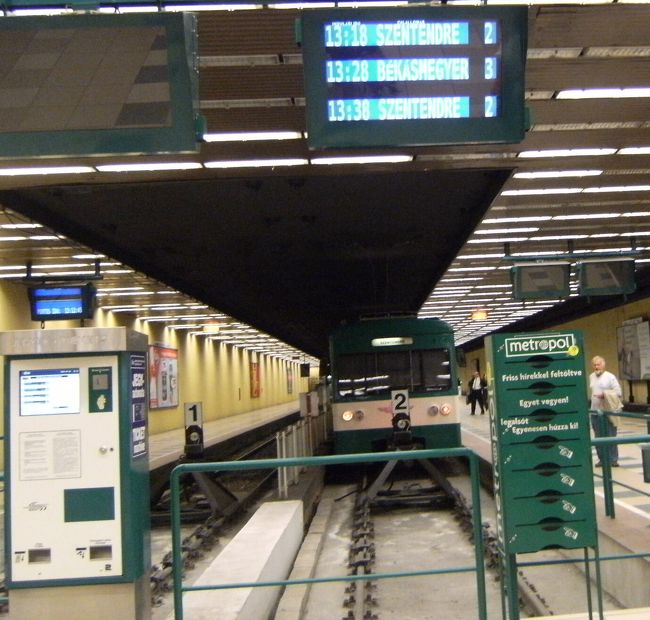 HEV始発駅。ブダペスト市内はカ−ドでOKであるが、センテンドレは市外なので追加チケット購入