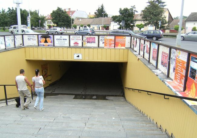 この地下道を通り町への歩く