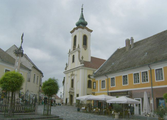 中心部。センテンドレはギャラリ−と教会の町。町発行のガイドによると美術館／ギャラリ−の数43、教会の数11。お金とス−ツケ−スに余裕があれば、それは楽しい町