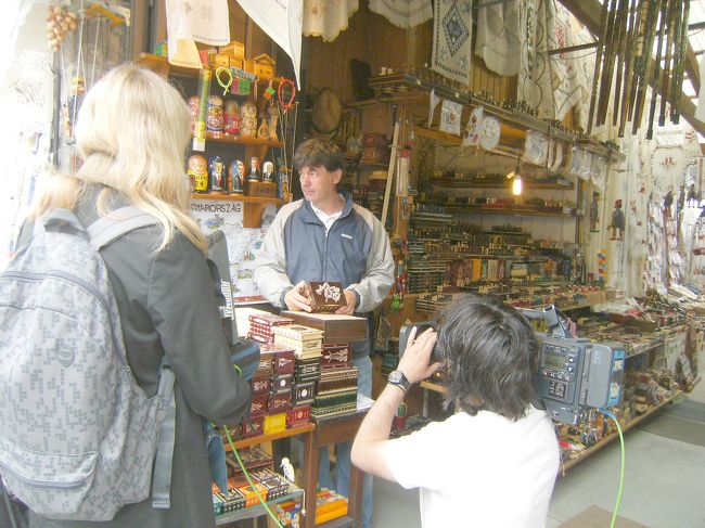 木彫り職人をロケ中