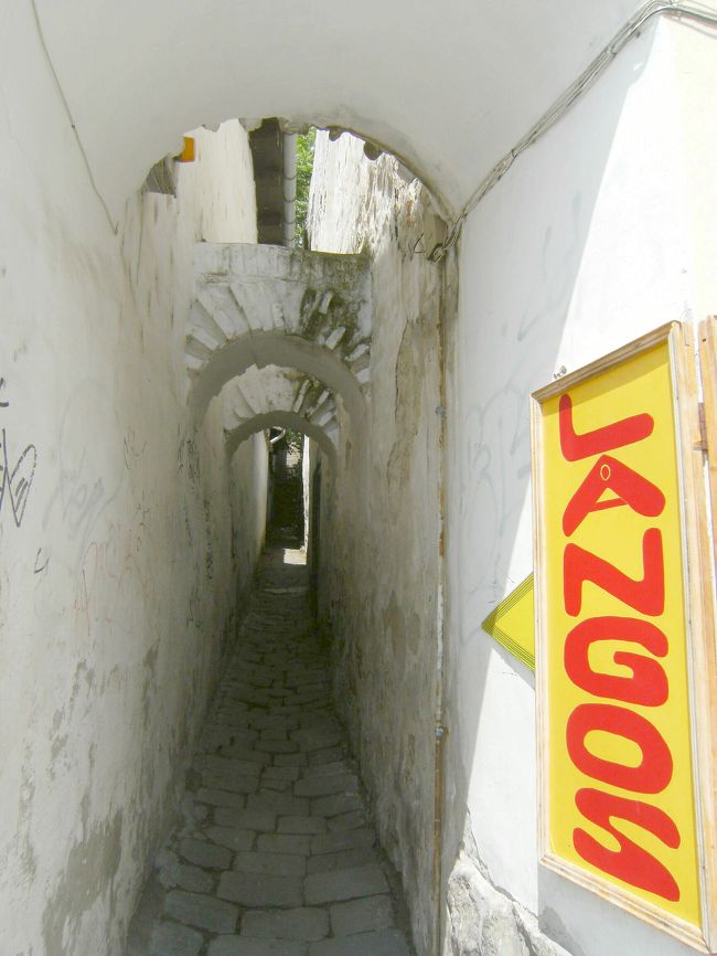 路地を下りきった所にファ−ストフ−ドの店の幟、ランゴスと言うパンケ−キ風の物