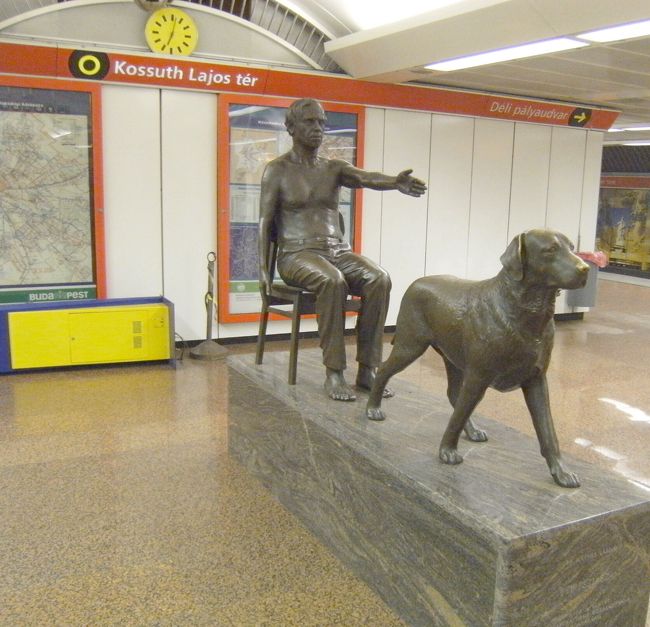 地下鉄駅の銅像