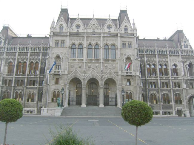 明日の朝８時に来るとガイドツァ−の申込が出来るとか？ツァ−は10時。でも、寝坊して、とても無理でした。中心部の高級Ｈに宿泊なら、朝食前の散歩ついでに申込が可能ですね