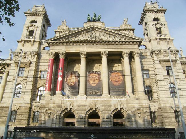 これも何やら博物館らしいのですが、内部は大変な混雑