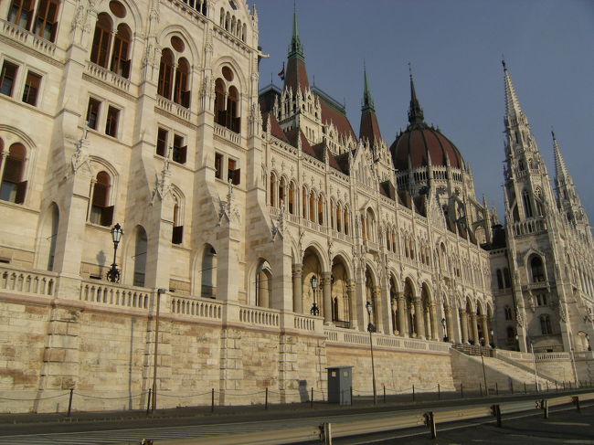 ドナウ川の土手から国会議事堂見学
