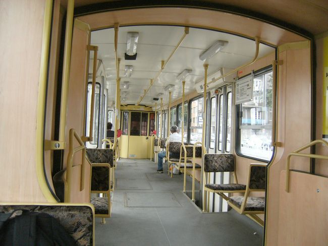 市電車内、ガラガラ