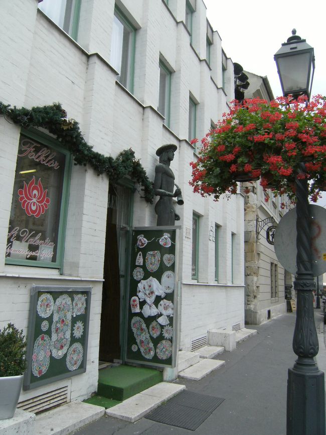 前回、雨だったのでブダ城内は歩いていない。目的も無く、美しい街並を見ながら気侭に散歩。レ−スの店