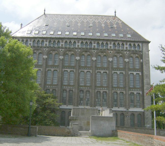 ビルの前の高架橋みたいな建築物は城門