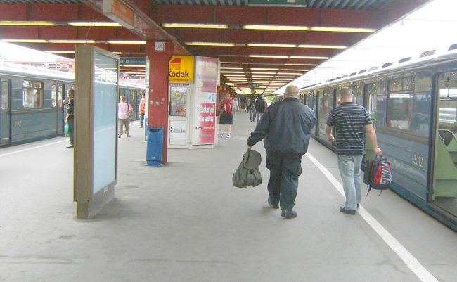 地下鉄終点で下車。最後尾車両がバスには便利だが、前から出ると最初の停留所