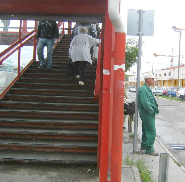 空港へのアクセス線だがエスカレ−タ、エレベ−タ無