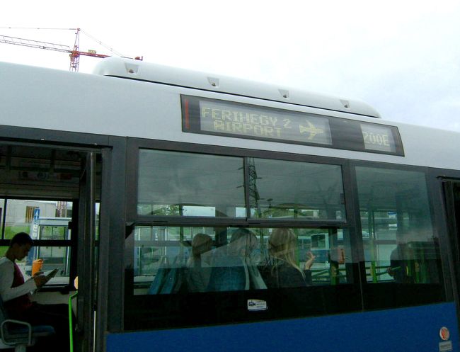 分かり易い表示、これならマジャ−ル語を読めなくても空港は大丈夫