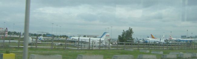 途中、タ−ミナル1／国鉄駅前に停車。国鉄で来てＴ２からのフライトだと大変。空港には（地下鉄+バス）が正解。乗継チケットで来ても490HUFと大変お得。　　