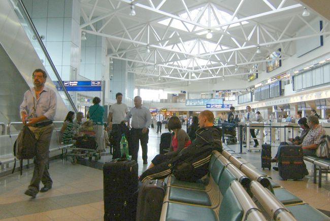 セキュリティをかを考え早目に来たがチェックインが出来ない。狭い待合室で朝食