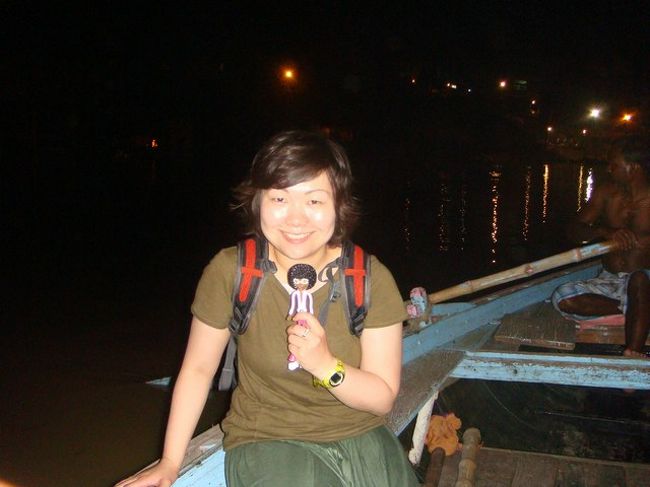 夜のガンジス川を散策したよ。<br /><br />かなりボラれそうになったけど、頑張って交渉した。インドには、固定の値段がなく、全てにおいて値段交渉が必要で相当な精神的なダメージを受ける・・・。