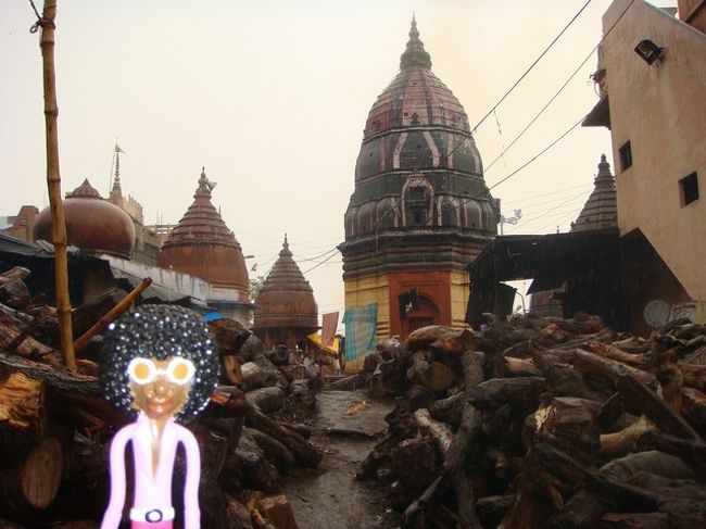 火葬場で有名なマニカル二カーガートでは、大雨の中死体が焼かれていくのを静かに見守った。そのガートで働くにーちゃんがいろいろ説明をしてくれたので、死を待つ貧しい人達の薪を買う為の資金として寄付金を渡すつもりだった。寄付とは、その人が感じた通りの気持ちをお金で表すものだ。だから安いとか高いというのは本来はあるべきことではないはず。一泊の安宿代に値する金額を渡すと足りないと言われた。これじゃ寄付じゃないじゃん！！穏やかな気持ちになっていたのにここでも金額を指定され腹が立った。<br /><br />インドではタダでは人は何１つしてくれないものだと思ったほうがよいのかもしれない。道を聞くことさえも。金を出さなきゃナンもしないという貧しい心が悲しいと思った。