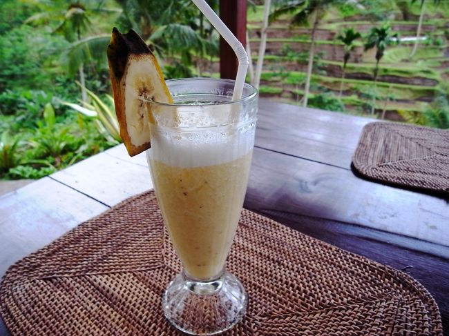 「テラスパディカフェ」しか知らなかったのですが、ガイド・タマンちゃんのオススメってことで「アロンアロン」でお茶しました。<br />ライステラス見ながらアボガドジュース飲もうって日本から決めてきてたのに、残念ながら季節はずれなのでないって言われかなりショック・・・<br />ショックすぎてもうなんでもいいやって思ってバナナジュースにしたのですが、フレッシュジュースは全て同じ値段でした。<br />友達はマンゴージュース頼んでたのですが、そっちの方がコストパフォーマンスいいじゃん、ってチッチャイ事にも後悔。<br />でもこの東屋、ほんとに気持ちよくって、予定がぱんぱんじゃなければ昼寝したかった〜。