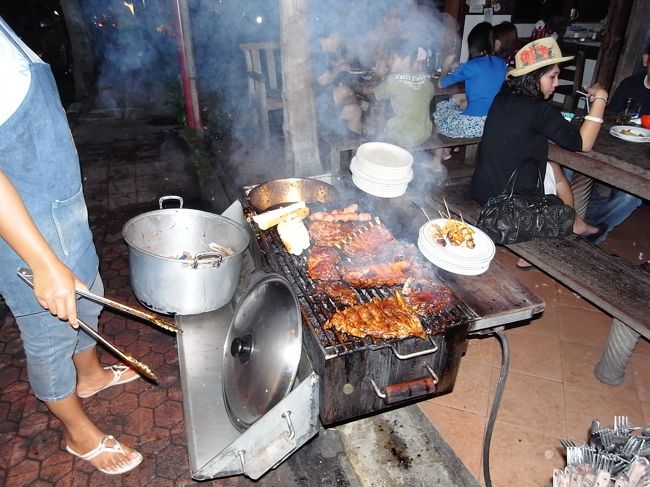 夜の定期公演前に早めのディナーで「ヌリス・ワルン」に行きました。<br />お店の前でスペアリブがジュウジュウ焼かれております。<br /><br />バリに来るまではスペアリブだけは外せないって思ってたのですが、これまで食べた料理で必ず何かしらバリテイストが入ってて、それにちょっとうんざりしてた私たちはどうせスペアリブもバリの味利かせてんでしょ？っナメてかかってました。<br />ところがところがっ！！