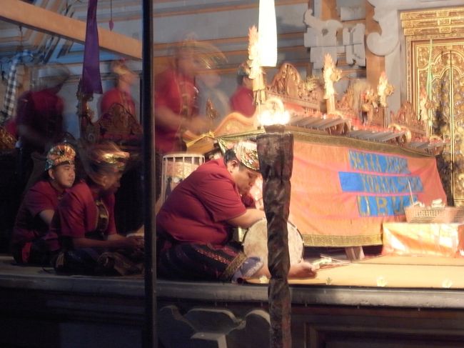 本日最後のイベント、「ヨワナスワラ」のジェゴグです。<br />私の勝手な想像だと木管楽器での演奏会とかコンサート的な感じをイメージしてたのですが、前日に見た「スマララティ」と同様でダンスがあり、バリスダンスは両方で見れたし、違いはバックミュージックで使う楽器がこっちはほぼジェゴグのみで演奏ってことでした。<br />２つ見ることで、あっちはこうだけどこっちはこう、みたいに比較してみることができて面白かったです。<br />「スマララティ」は真剣に芸術として取り組んでる感じ、「ヨワナスワラ」は芸術点では劣るけどショーとしてとっつきやすく気軽に楽しめる素晴らしいエンターテイメントだと思いました。<br /><br />